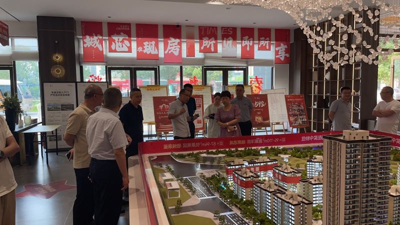 潼南区政协副主席谭红雁率队来足考察我区房地产销售和物业收费工作情况